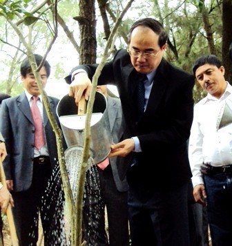 Phó Thủ tướng Nguyễn Thiện Nhân kiểm tra tiến độ thi công cụm tượng 10 nữ TNXP Ngã ba Đồng Lộc